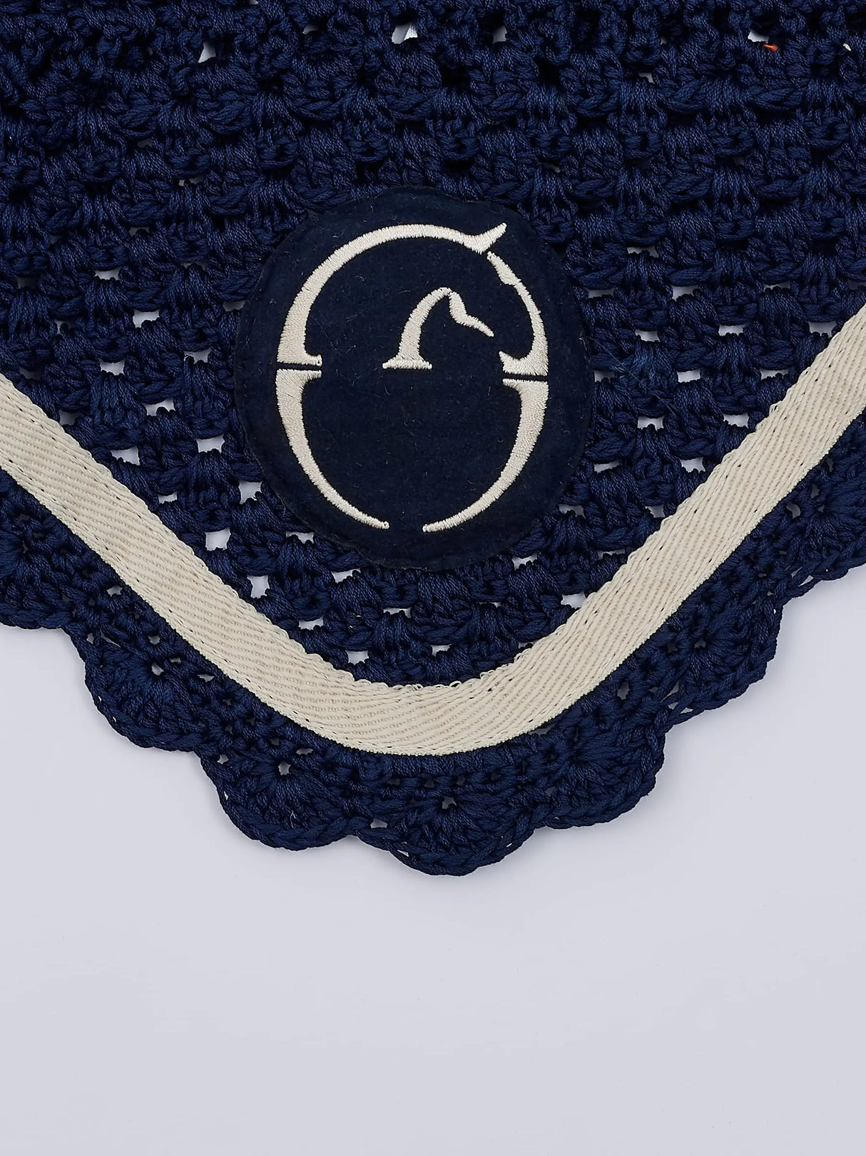 Cuffietta per cavallo ad uncinetto Vestrum blu con bordo bianco