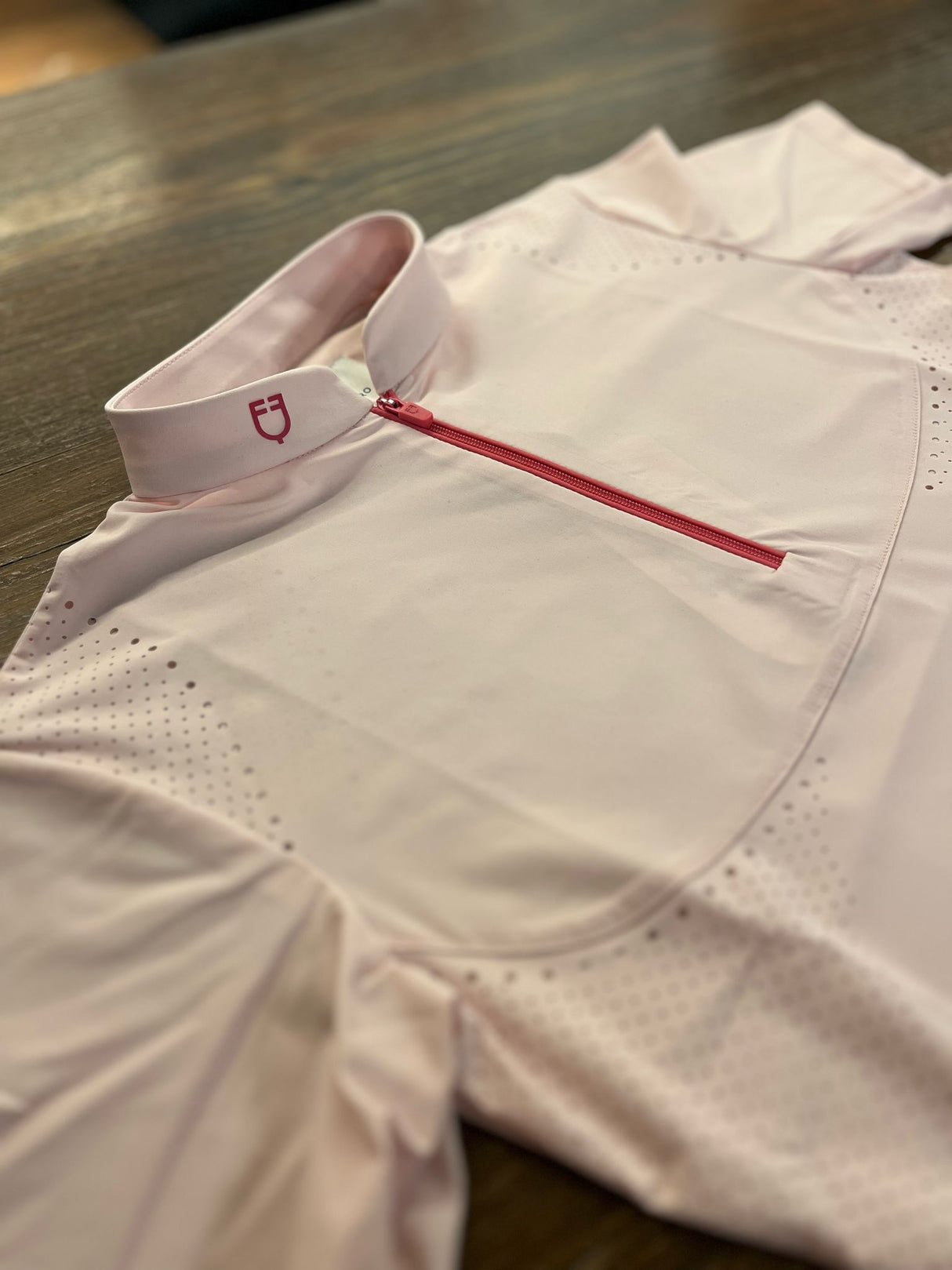 Polo da allenamento donna rosa con dettagli traforati e zip fucsia Equestro