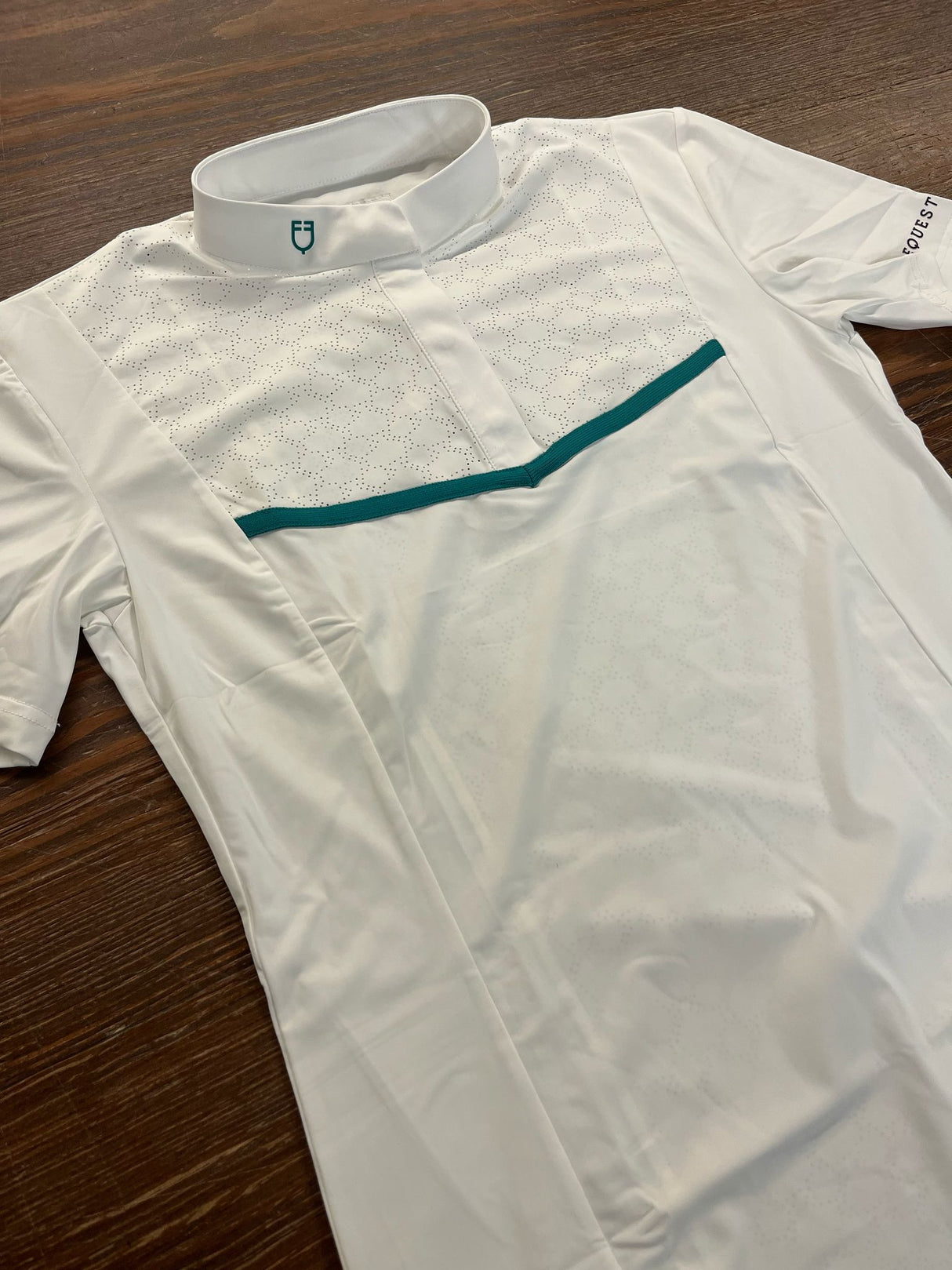 Polo da gara bambina con decorazione traforata sul petto e schiena logo Equestro e dettagli in verde