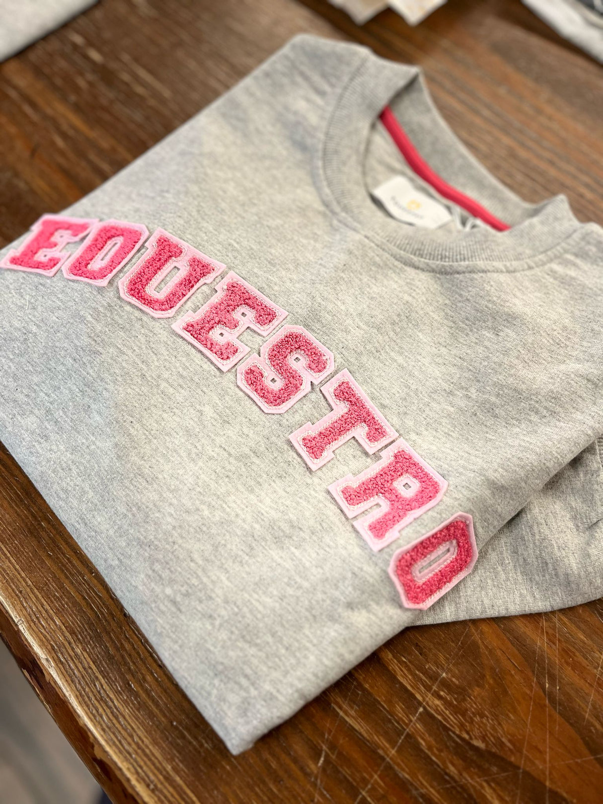 Felpa da donna grigia con scritta Equestro fucsia