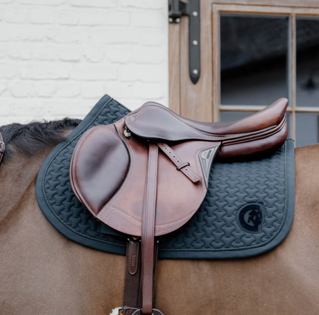 Sottosella intrecciato con logo 3D Jumping con cuffia Kentucky