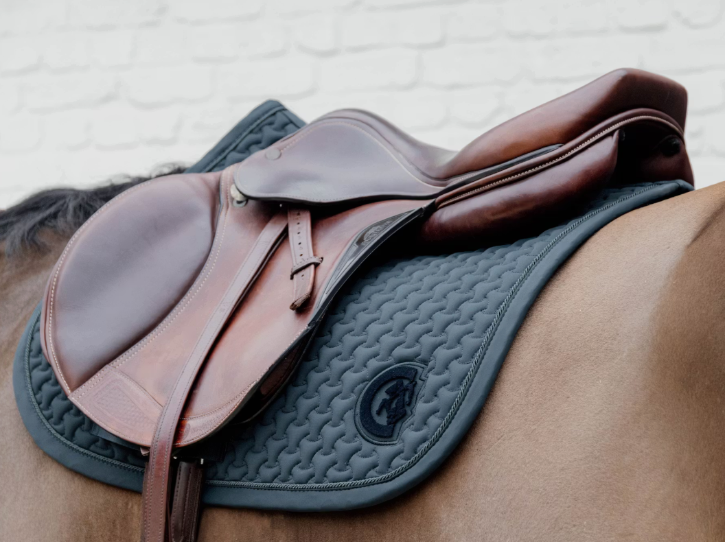 Sottosella intrecciato con logo 3D Jumping con cuffia Kentucky