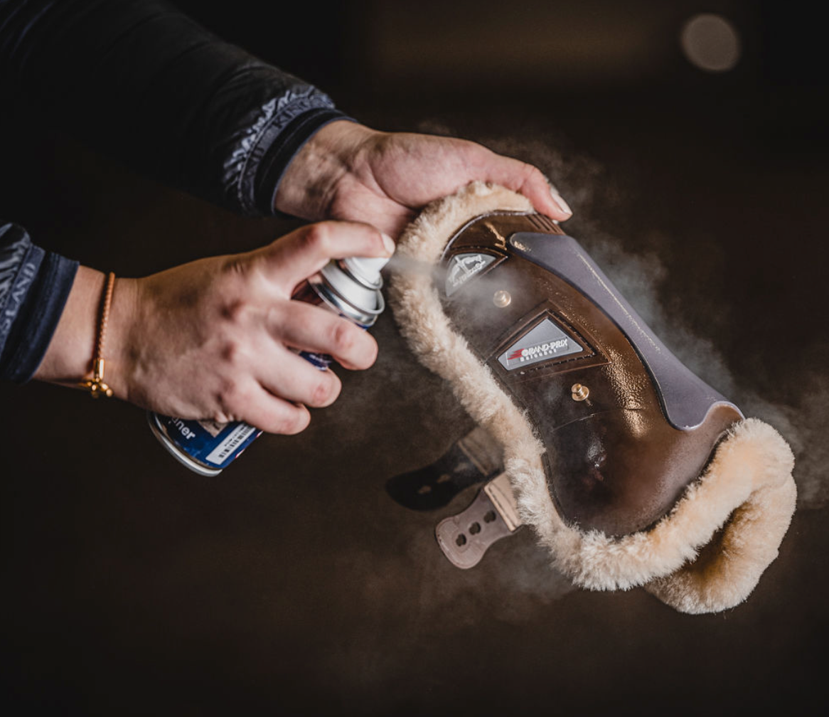 Detergente e lucidente per le protezioni del cavallo One Equestrian