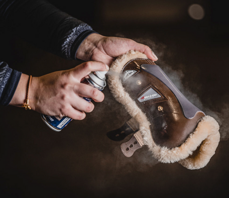 Detergente e lucidente per le protezioni del cavallo One Equestrian