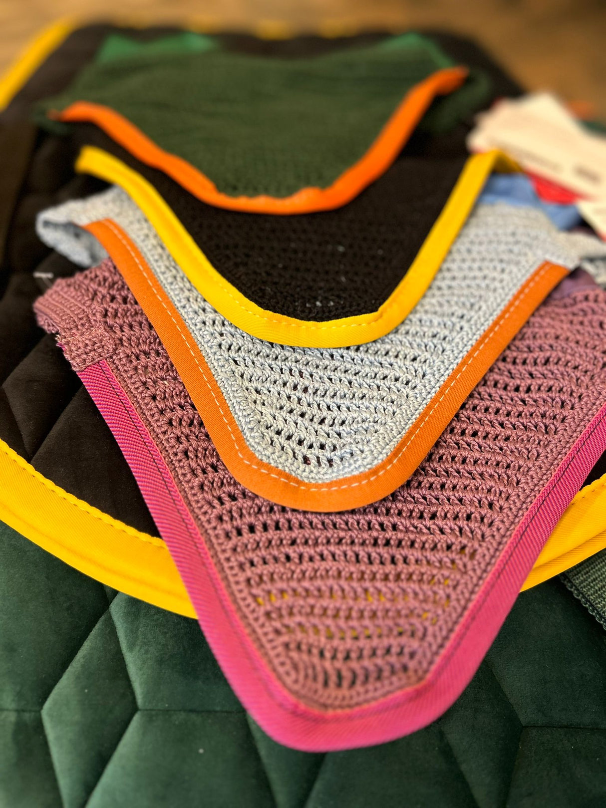 Completo Mattes in velluto celeste e arancione