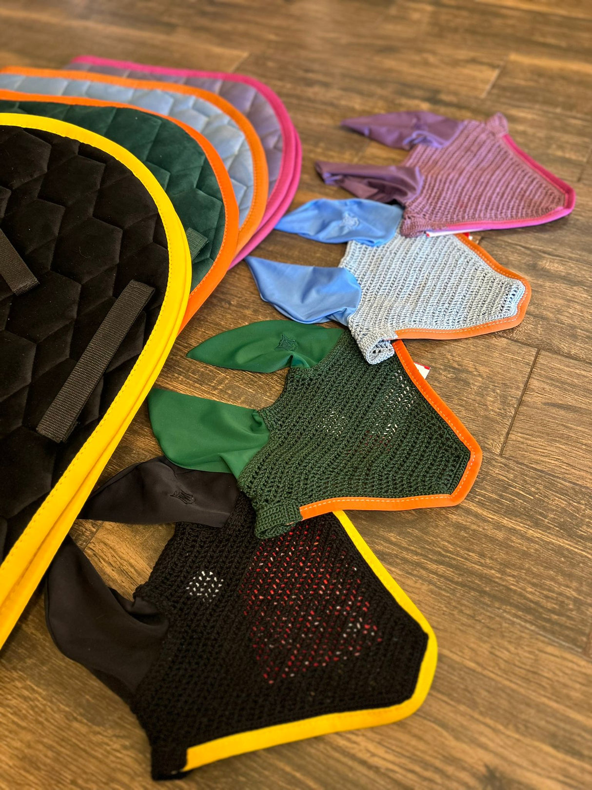 Completo Mattes in velluto celeste e arancione