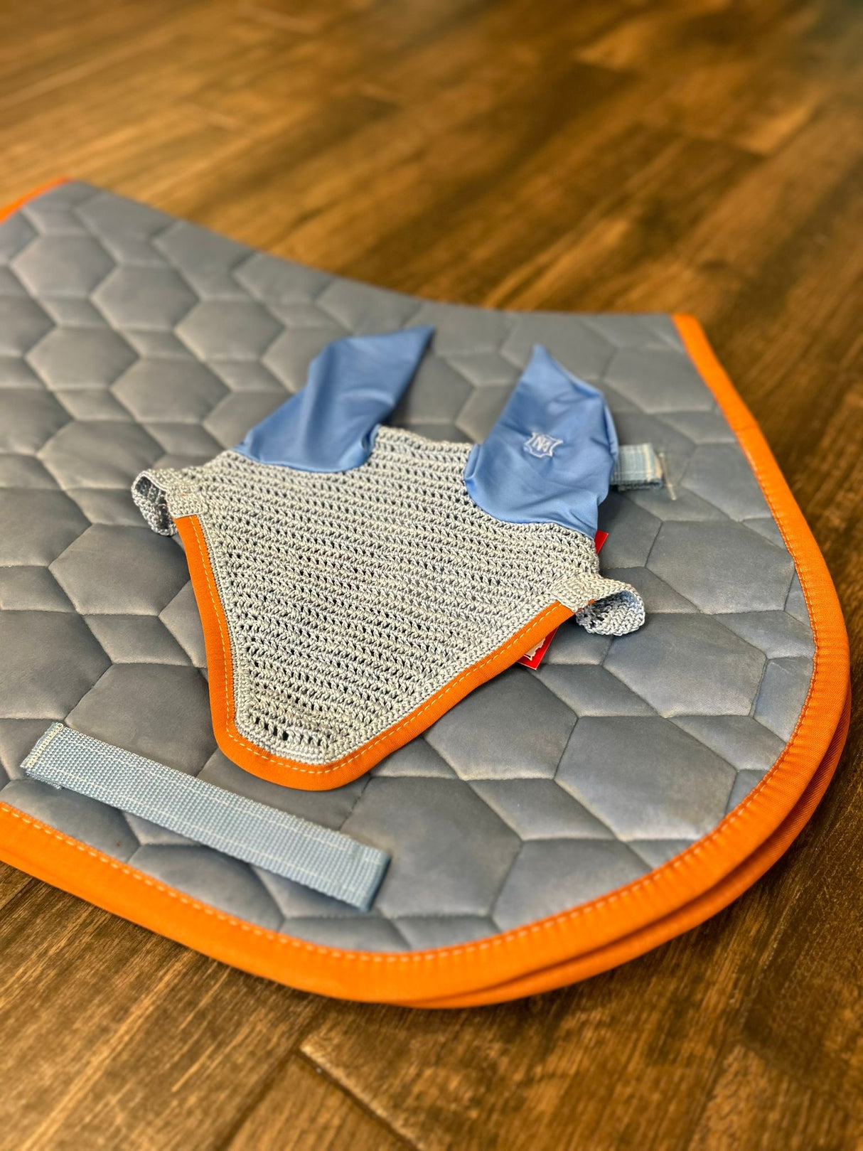 Completo Mattes in velluto celeste e arancione