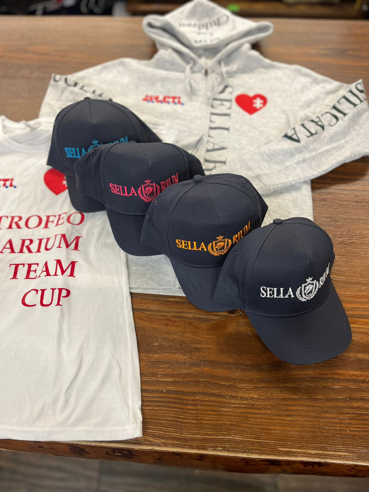 KIT t-shirt+felpa+cappellino donna Sellarium Team Cup 2026