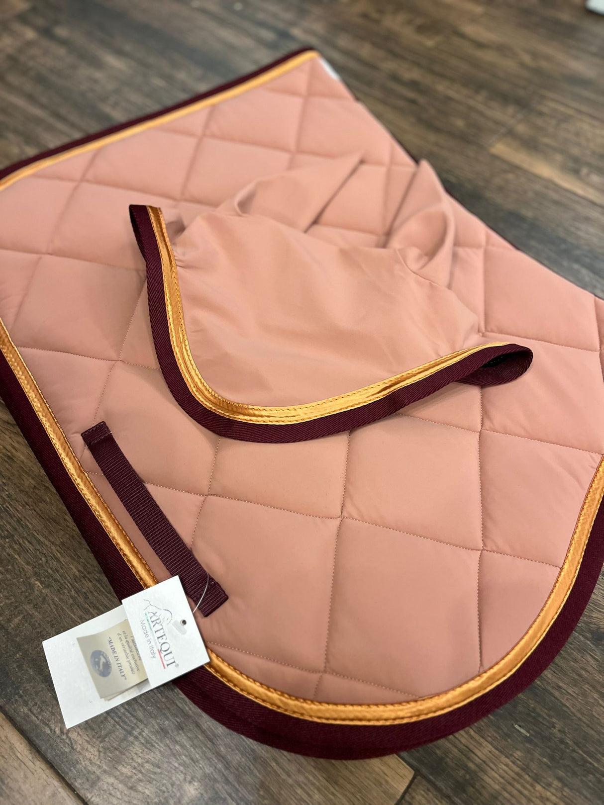 Completo Artequi sottosella e cuffia in tessuto tecnico rosa con bordo oro e bordeaux