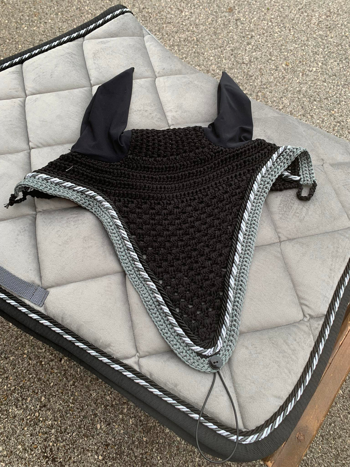 Completo Artequi in velluto grigio con bordo nero e doppio cordino nero , grigio e bianco e cuffia in contrasto