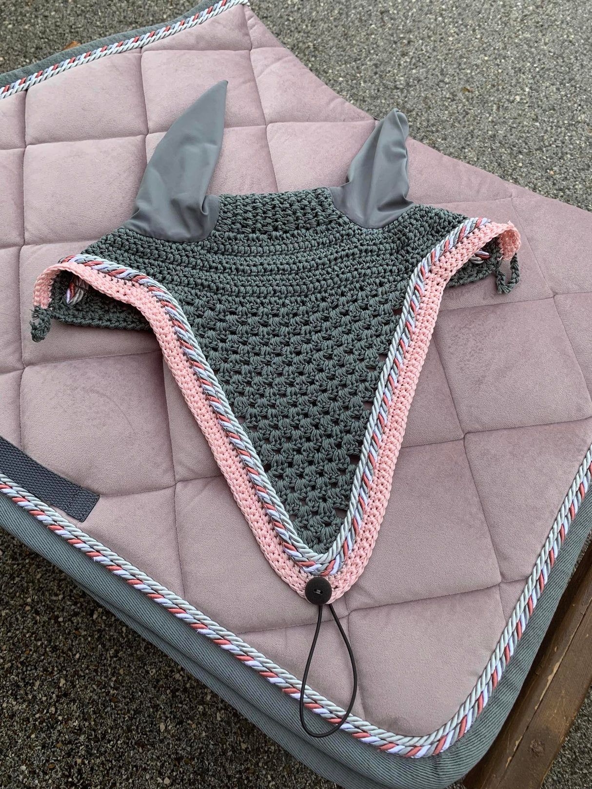 Completo Artequi in velluto rosa con bordo grigio e doppio cordino, cuffia lunga in contrasto