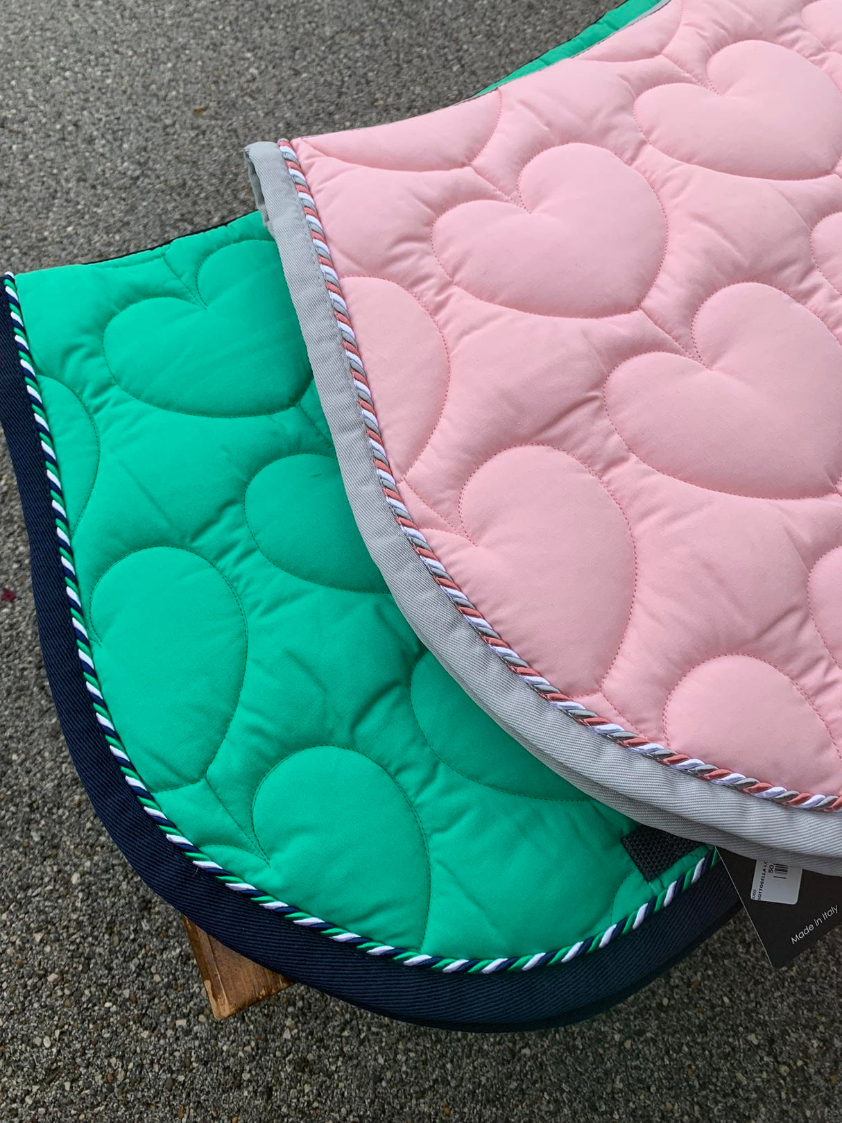 Sottosella LOVE Artequi rosa con cordino grigio, rosa e bianco