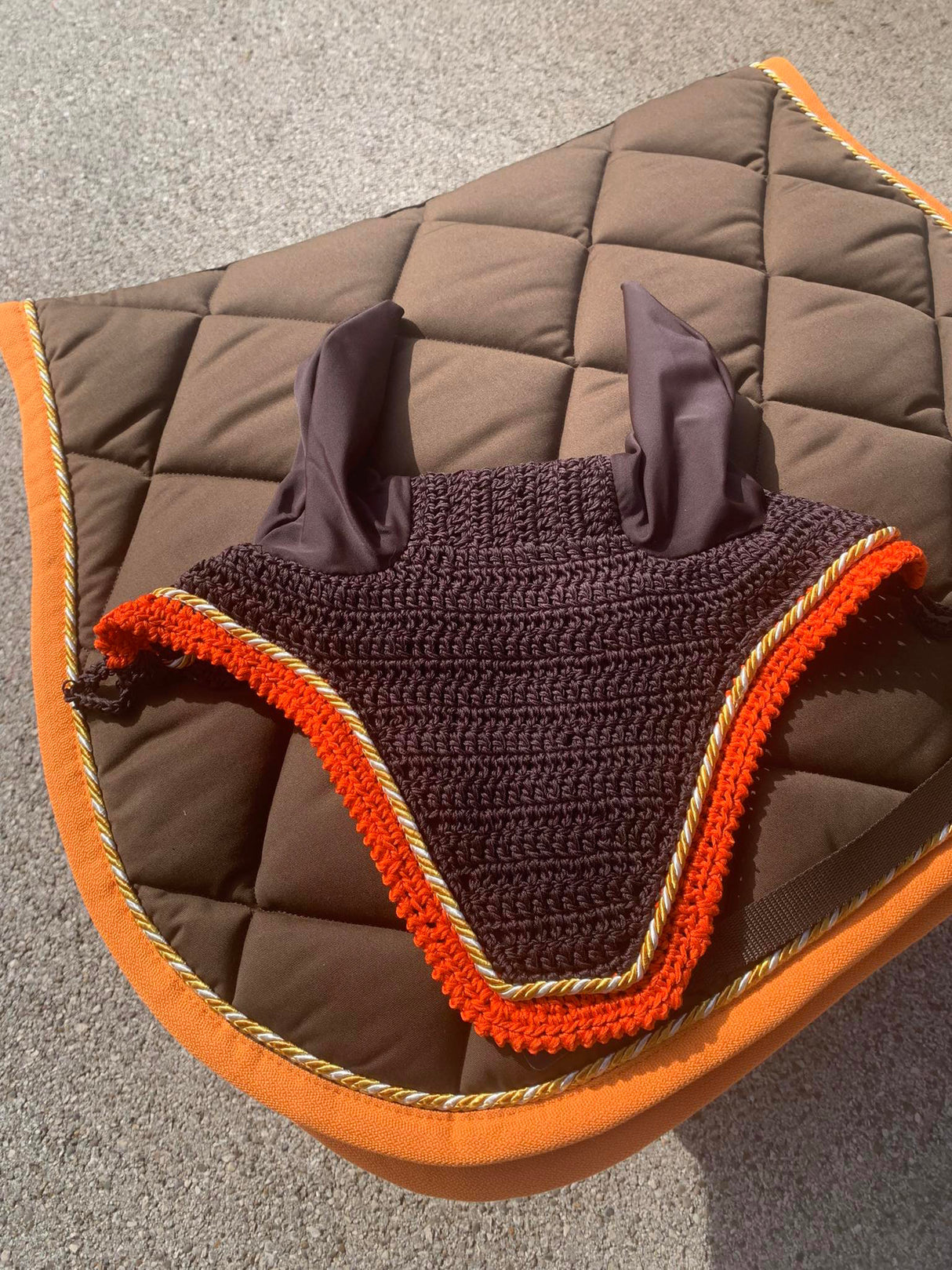 Completo Artequi marrone con bordo arancio e cordino oro e bianco