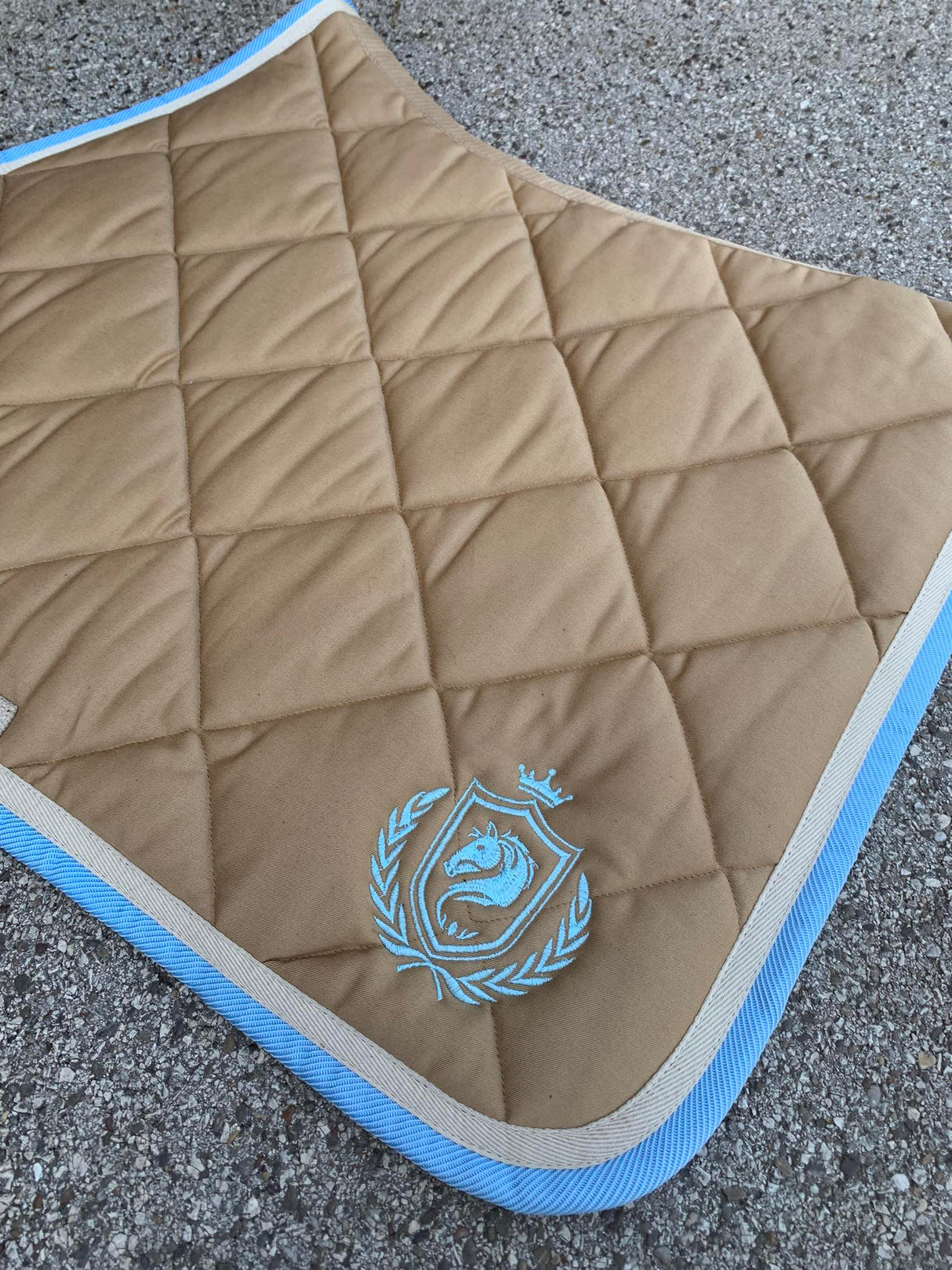 Sottosella da salto Artequi con logo Sellarium beige con bordo celeste e beige rigato