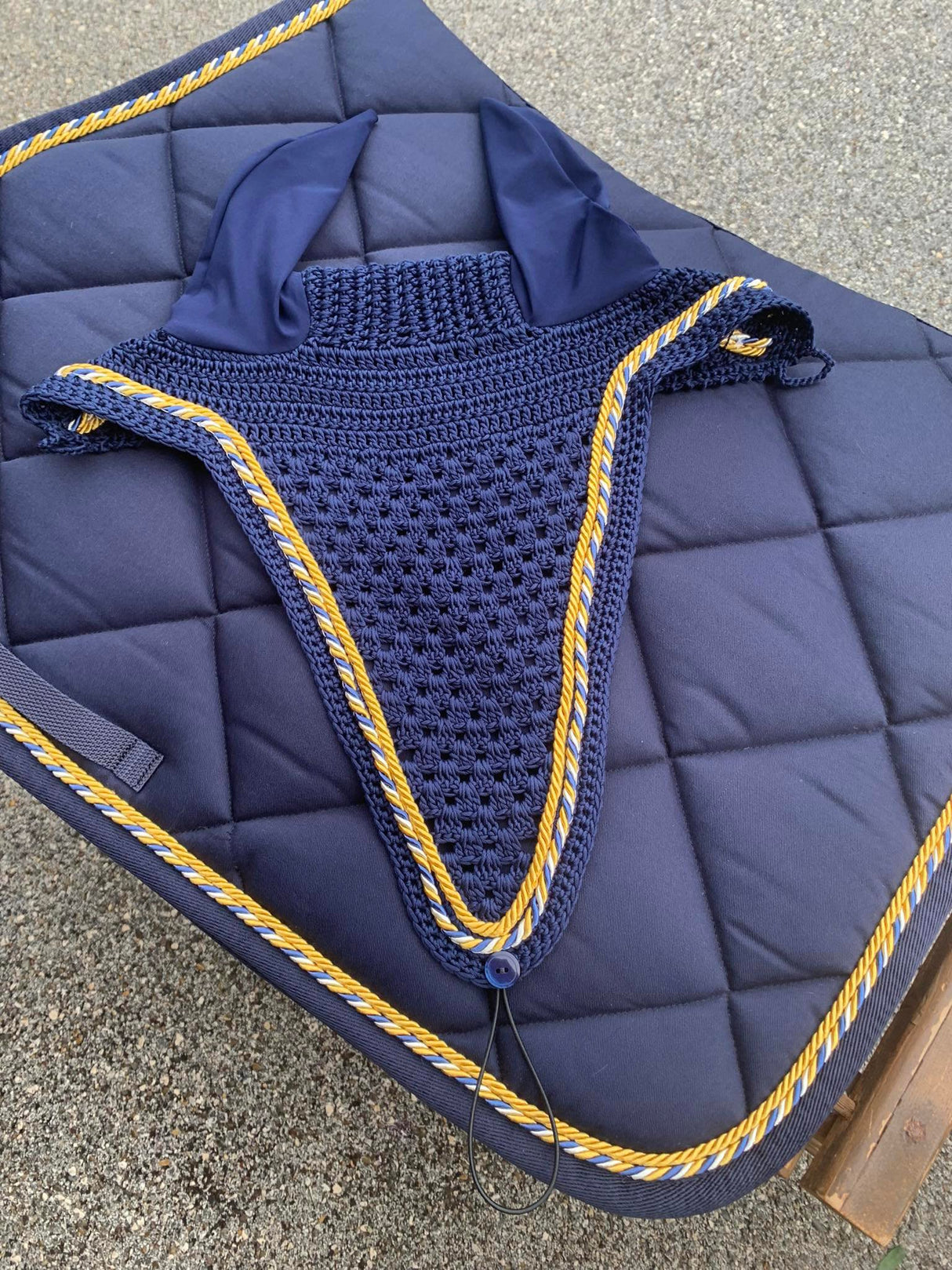 Completo Artequi blu con doppio cordino oro e cuffia lunga abbinata