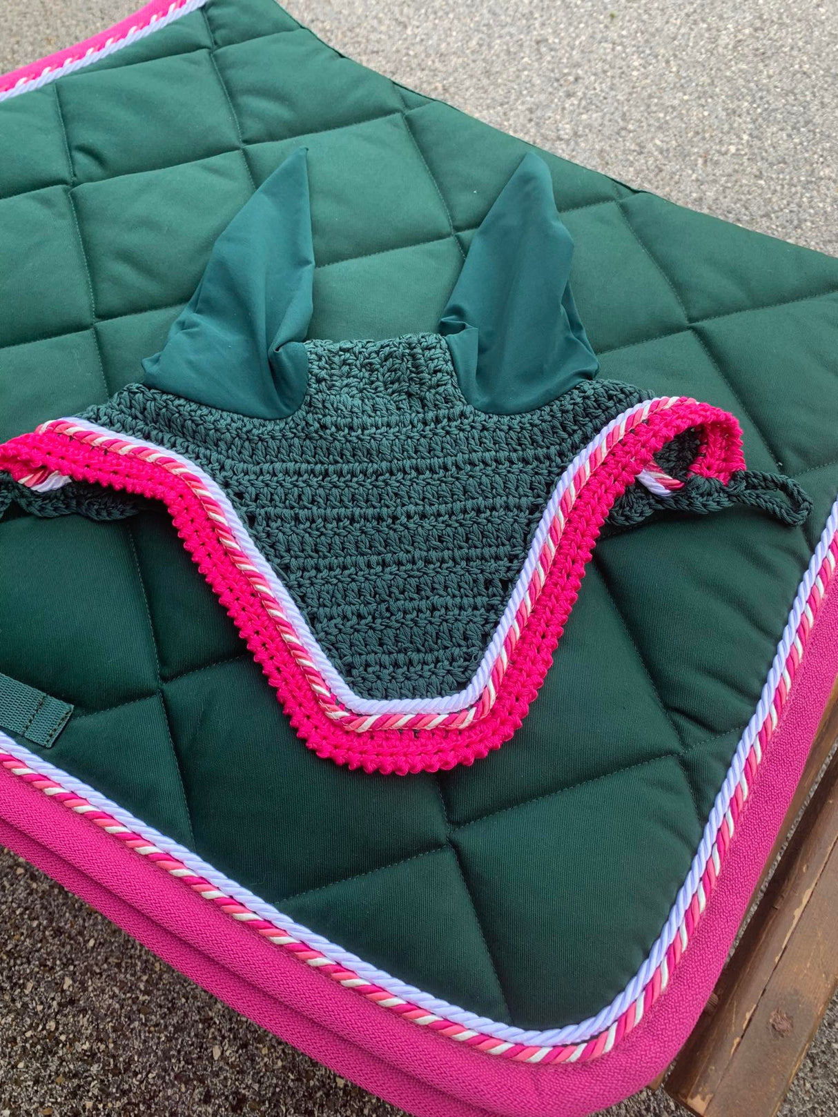 Completo Artequi verde con bordo fucsia e doppio cordino fucsia e bianco e cuffia corta abbinata