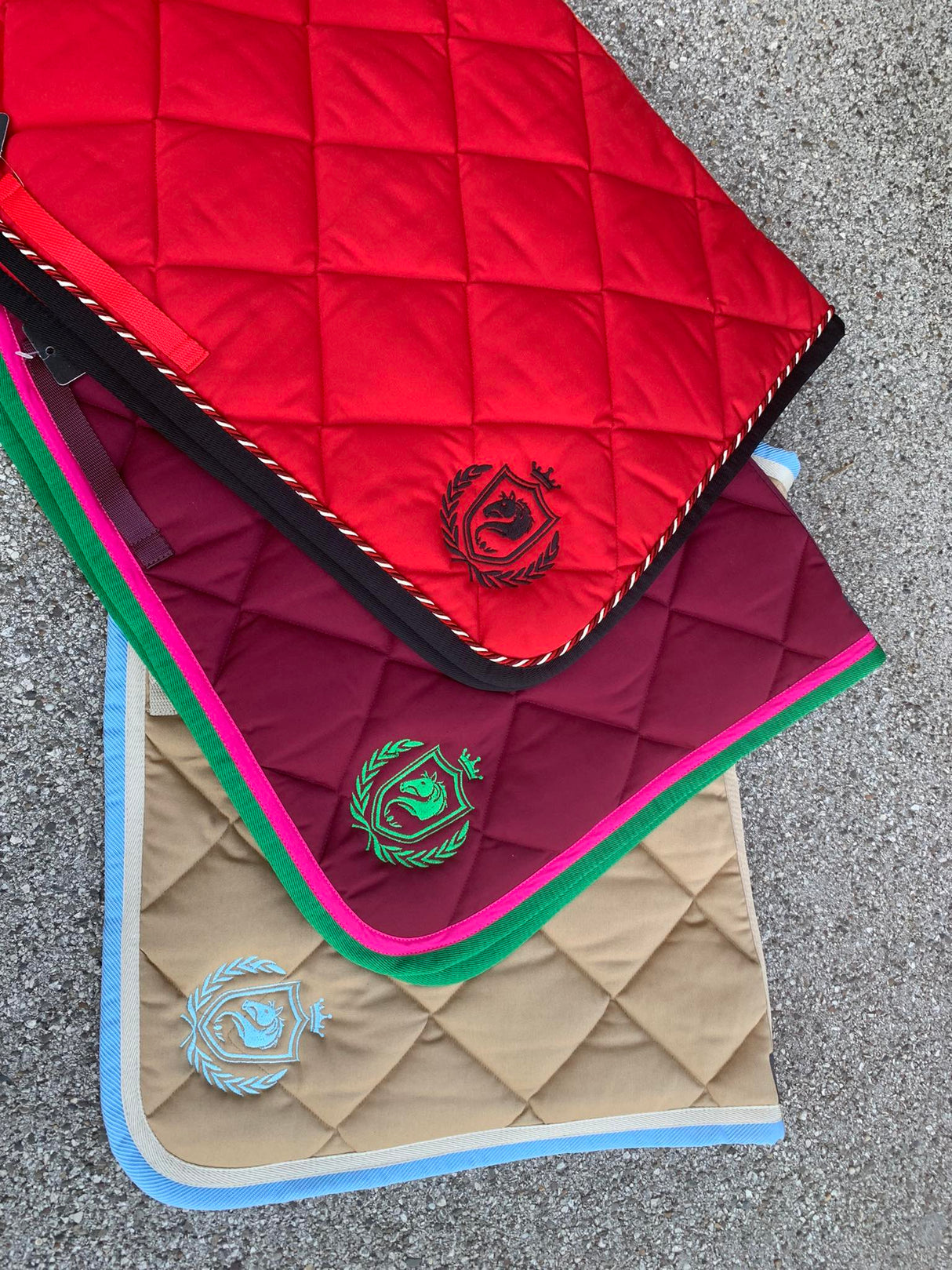 Sottosella da salto Artequi con logo Sellarium bordeaux con bordo fucsia e verde