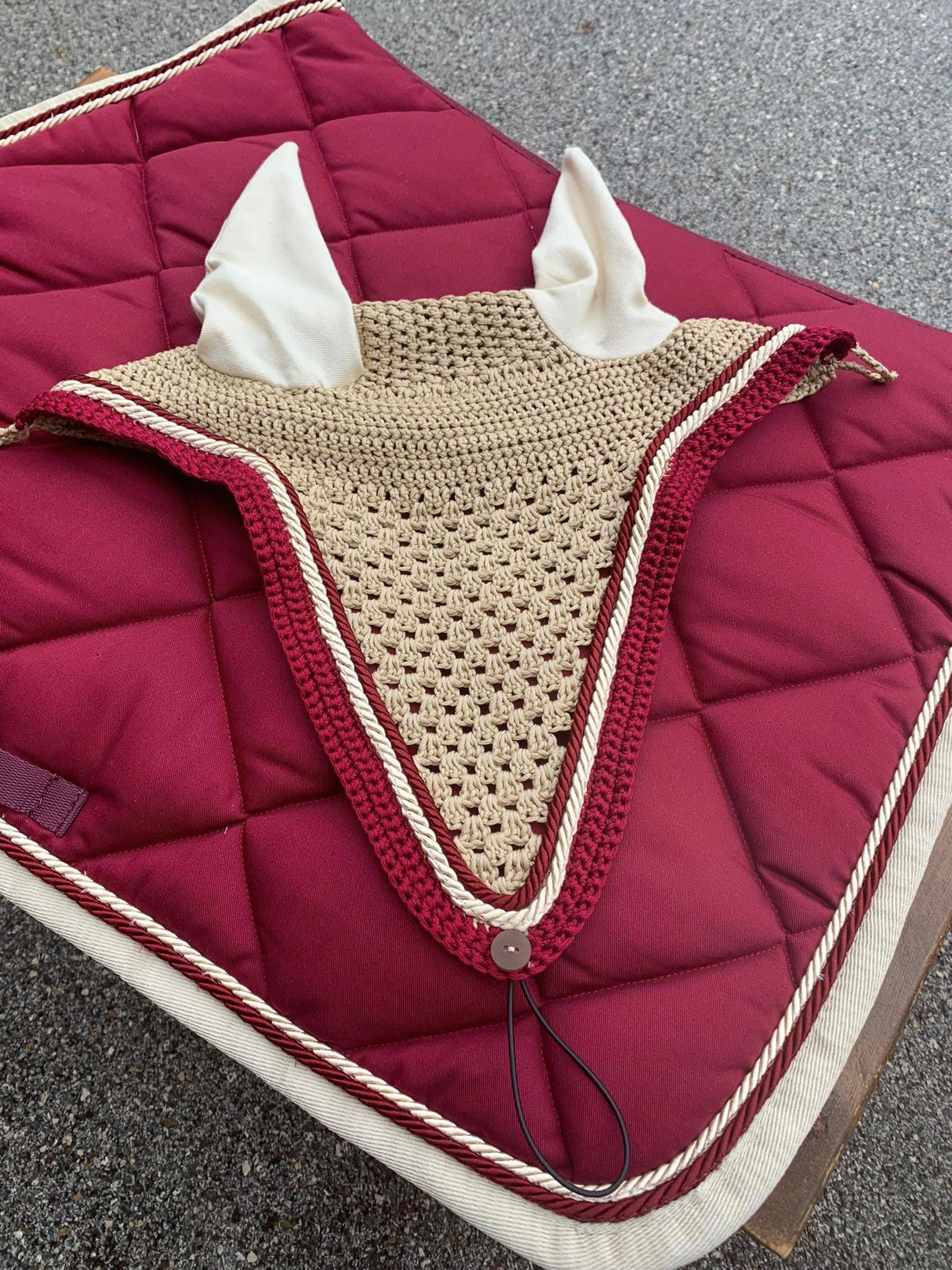 Completo Artequi bordeaux con bordo beige , doppio cordino e cuffia a contrasto beige