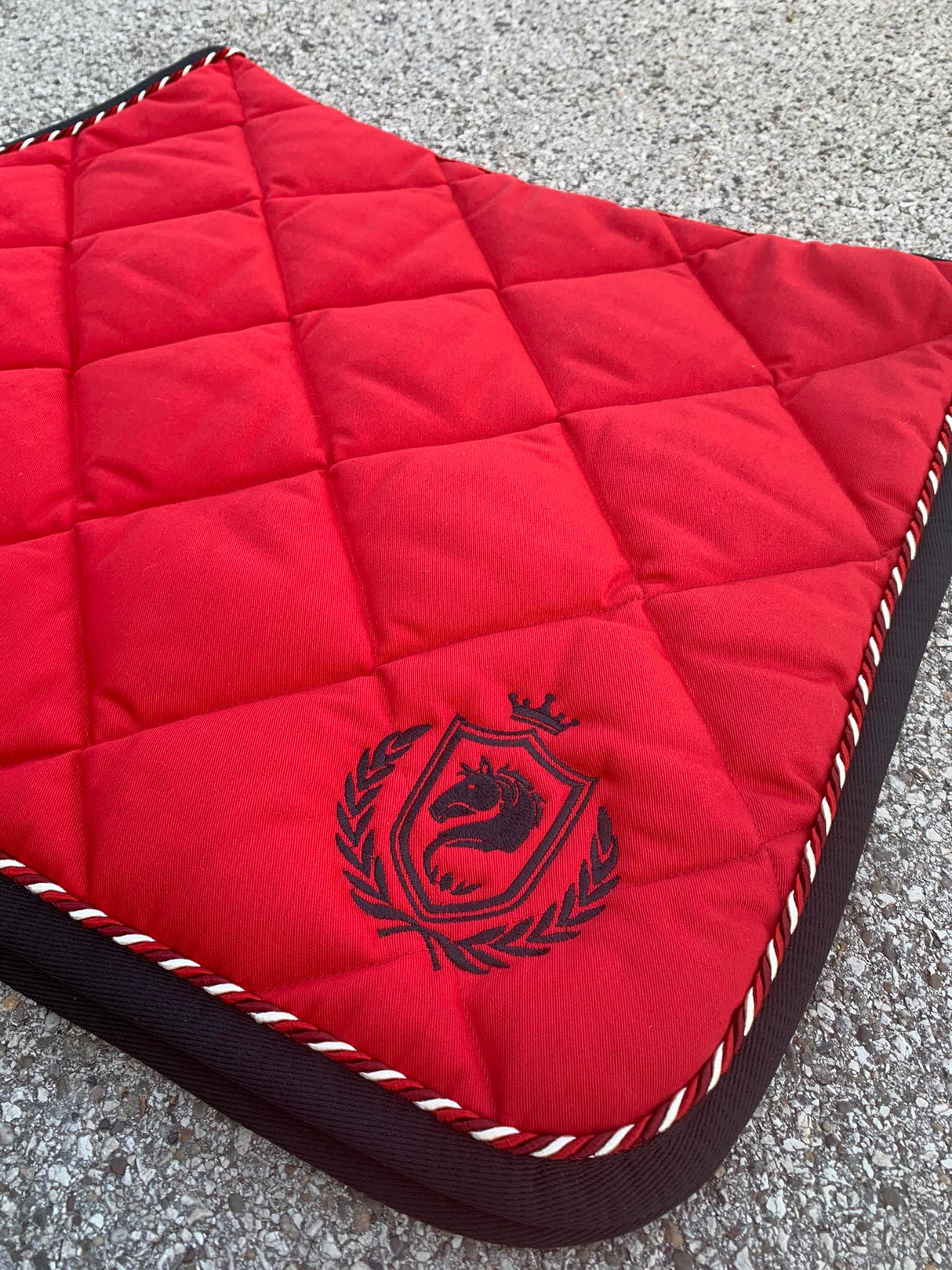 Sottosella da salto Artequi con logo Sellarium rosso con bordo nero