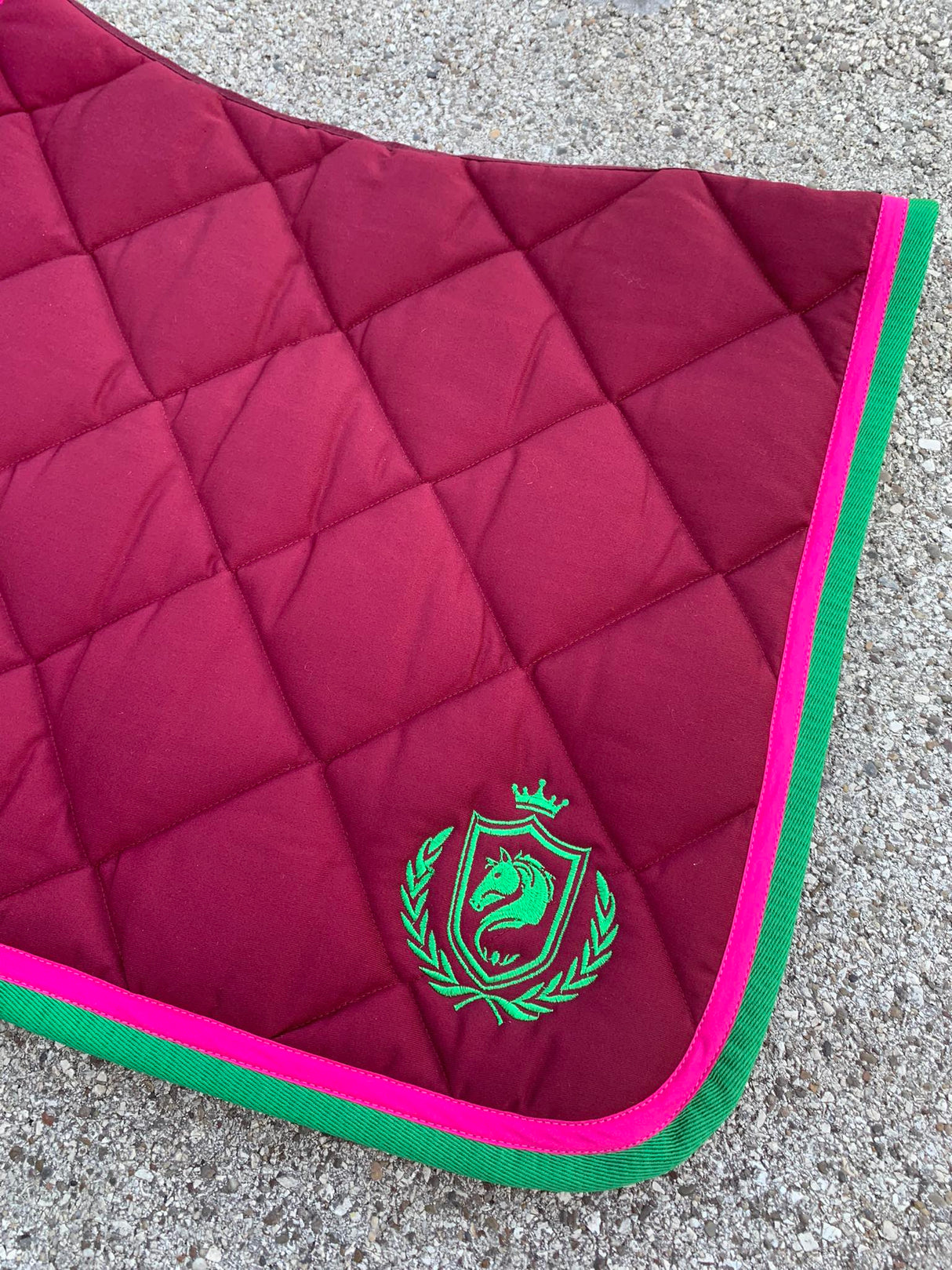 Sottosella da salto Artequi con logo Sellarium bordeaux con bordo fucsia e verde