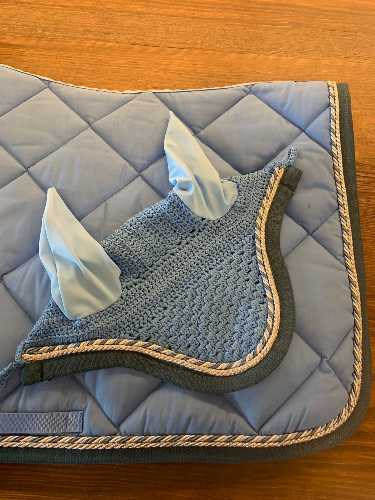 Completo Artequi azzurro con bordo verde petrolio , cordino argento brillantinato e doppio cordino bianco, azzurro e verde petrolio con cuffia abbinata