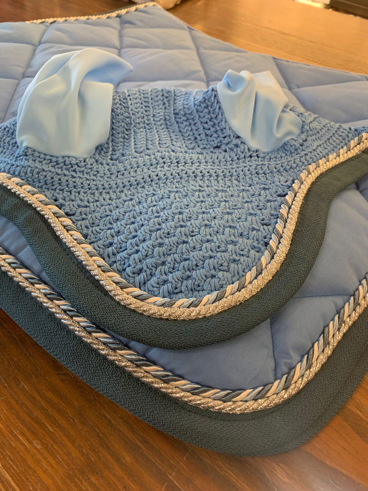 Completo Artequi azzurro con bordo verde petrolio , cordino argento brillantinato e doppio cordino bianco, azzurro e verde petrolio con cuffia abbinata