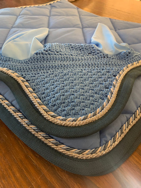 Completo Artequi azzurro con bordo verde petrolio , cordino argento brillantinato e doppio cordino bianco, azzurro e verde petrolio con cuffia abbinata