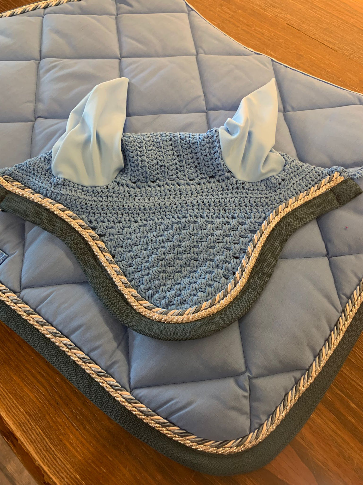 Completo Artequi azzurro con bordo verde petrolio , cordino argento brillantinato e doppio cordino bianco, azzurro e verde petrolio con cuffia abbinata