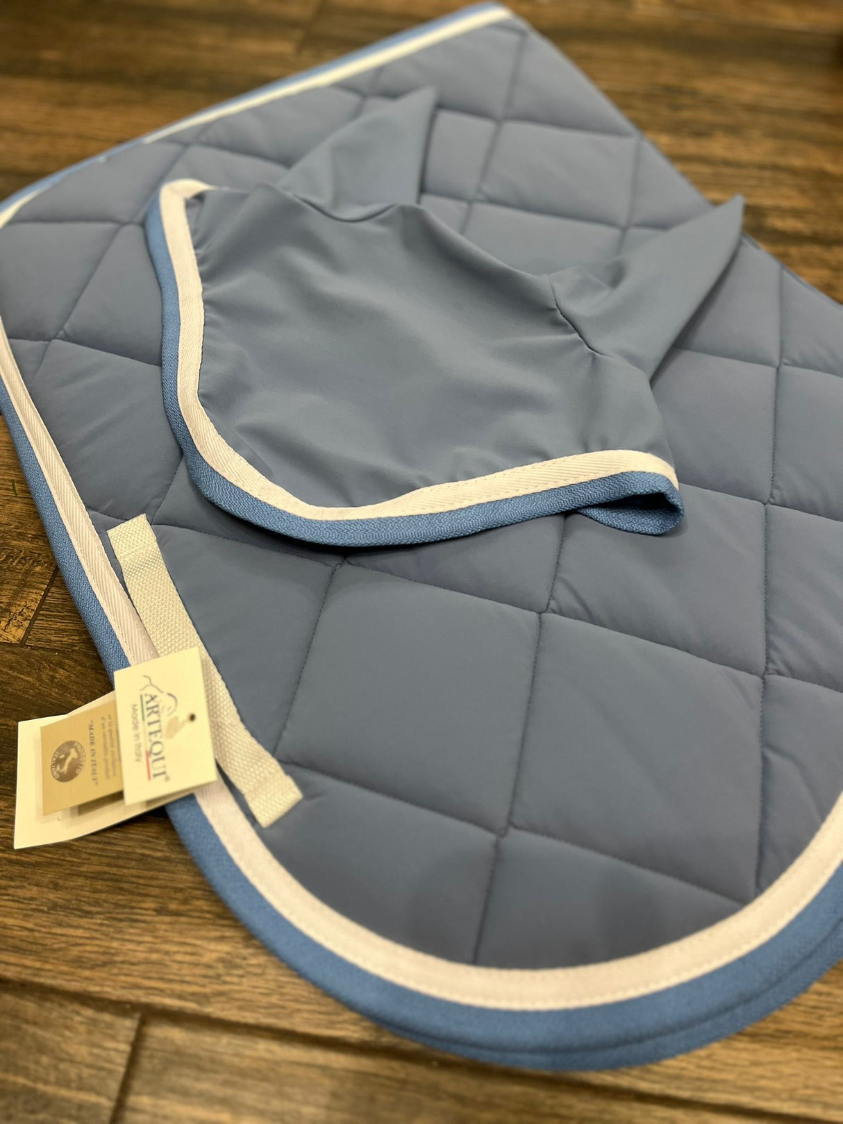 Completo Artequi sottosella e cuffia in tessuto tecnico celeste con bordo bianco