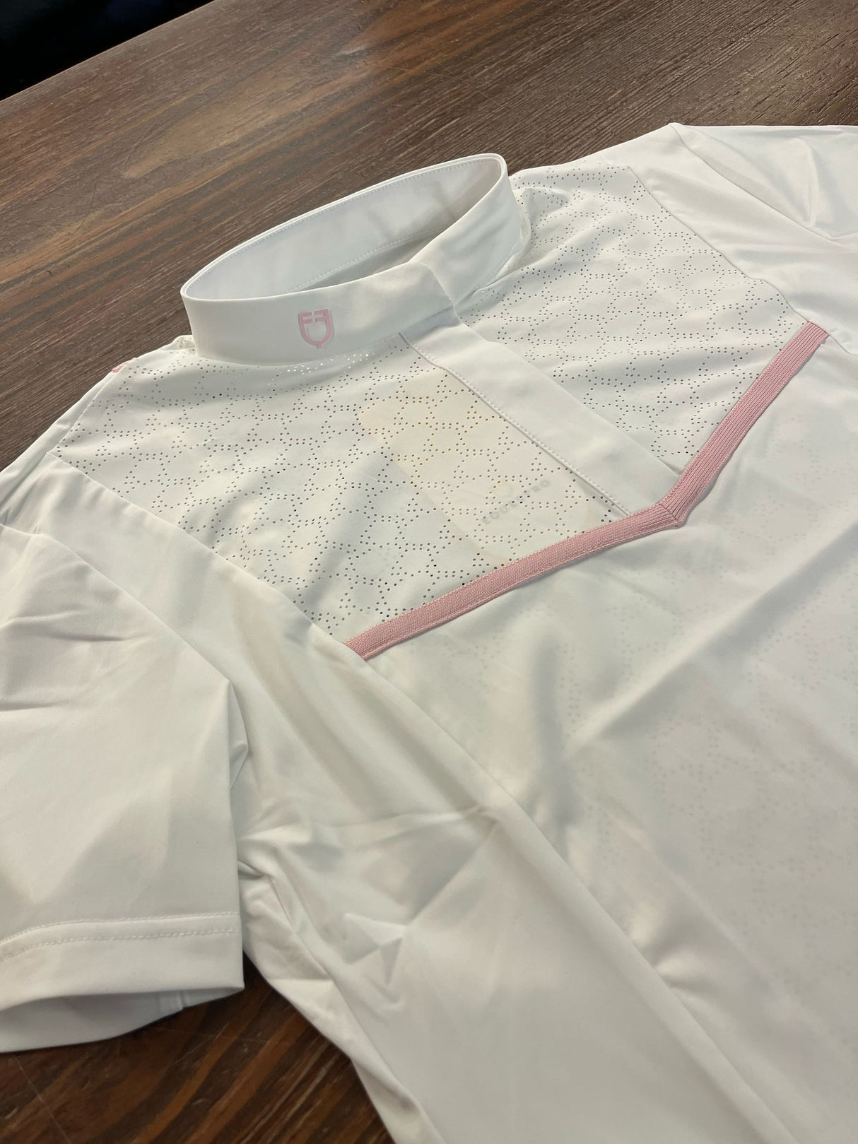Polo da gara donna con decorazione traforata sul petto e schiena logo Equestro e dettagli in rosa
