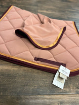 Completo Artequi sottosella e cuffia in tessuto tecnico rosa con bordo oro e bordeaux