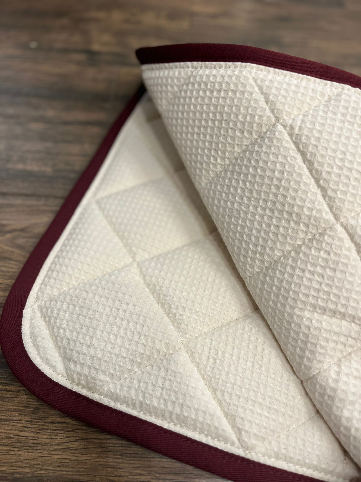 Completo Artequi sottosella e cuffia in tessuto tecnico rosa con bordo oro e bordeaux