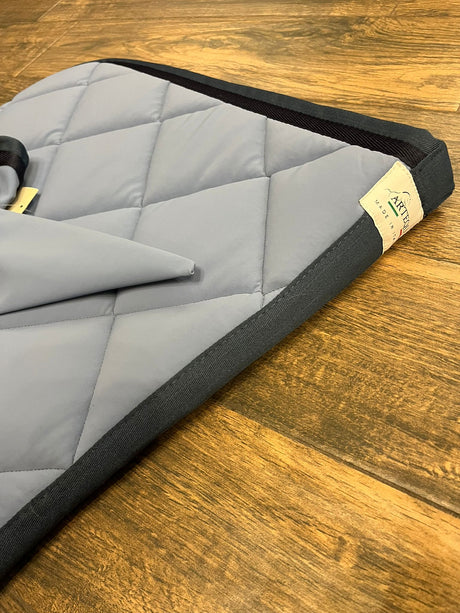 Completo Artequi sottosella e cuffia in tessuto tecnico rosa con bordo grigio e nero