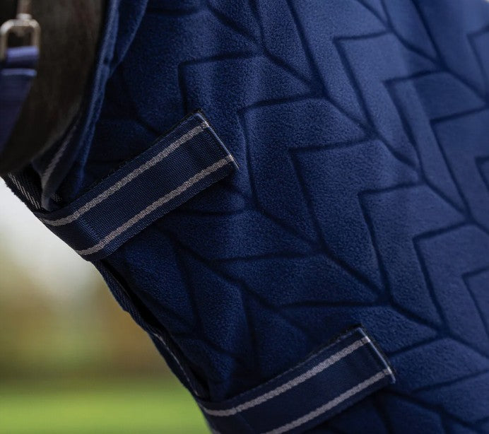 Coperta in pile con motivo a rilievo e collo removibile QHP