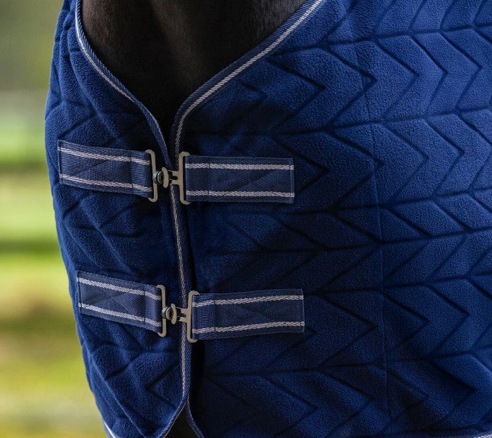 Coperta in pile con motivo a rilievo e collo removibile QHP