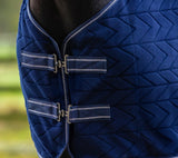 Coperta in pile con motivo a rilievo e collo removibile QHP
