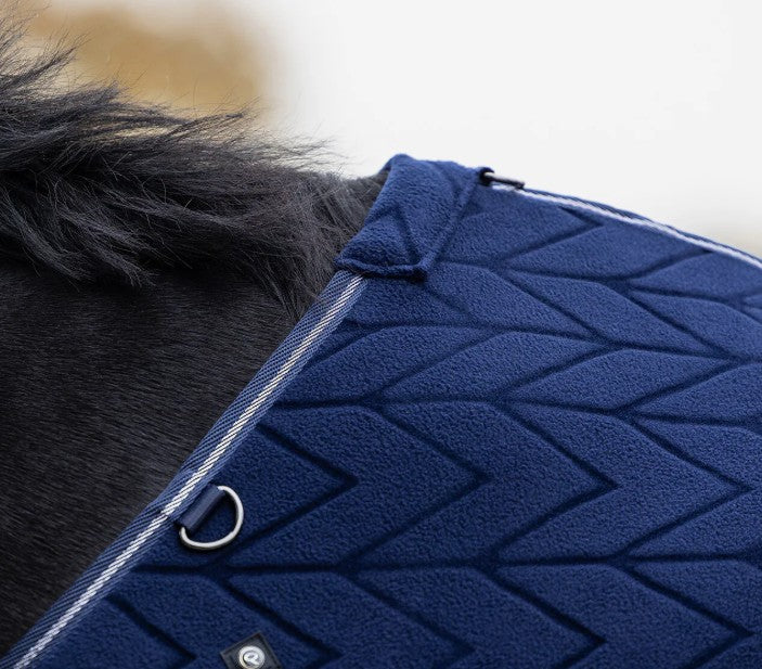 Coperta in pile con motivo a rilievo e collo removibile QHP