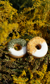 Ciambelle fiordaliso + rosa canina I Set di 2 ciambelle per cavalli con glassa ed erbe aromatiche