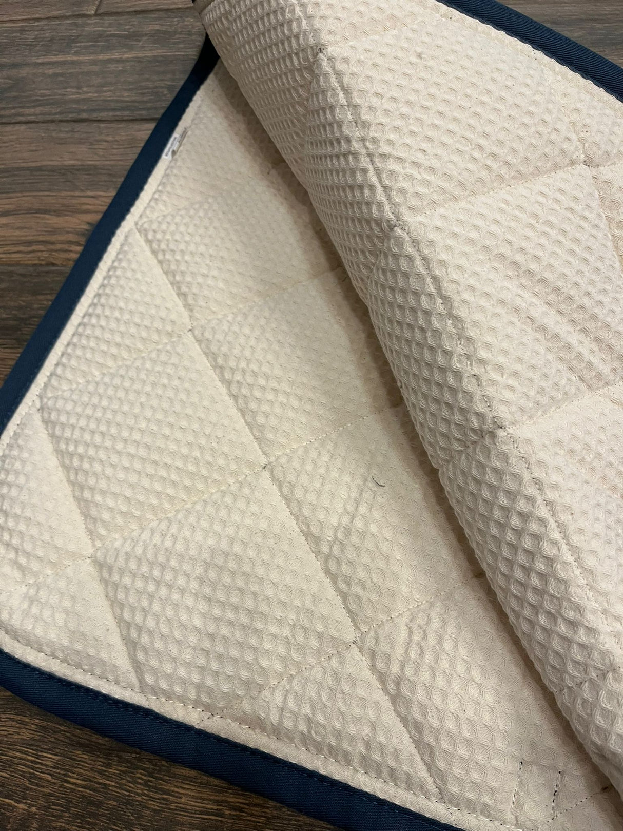 Completo Artequi sottosella e cuffia in tessuto tecnico rosa con bordo grigio e nero