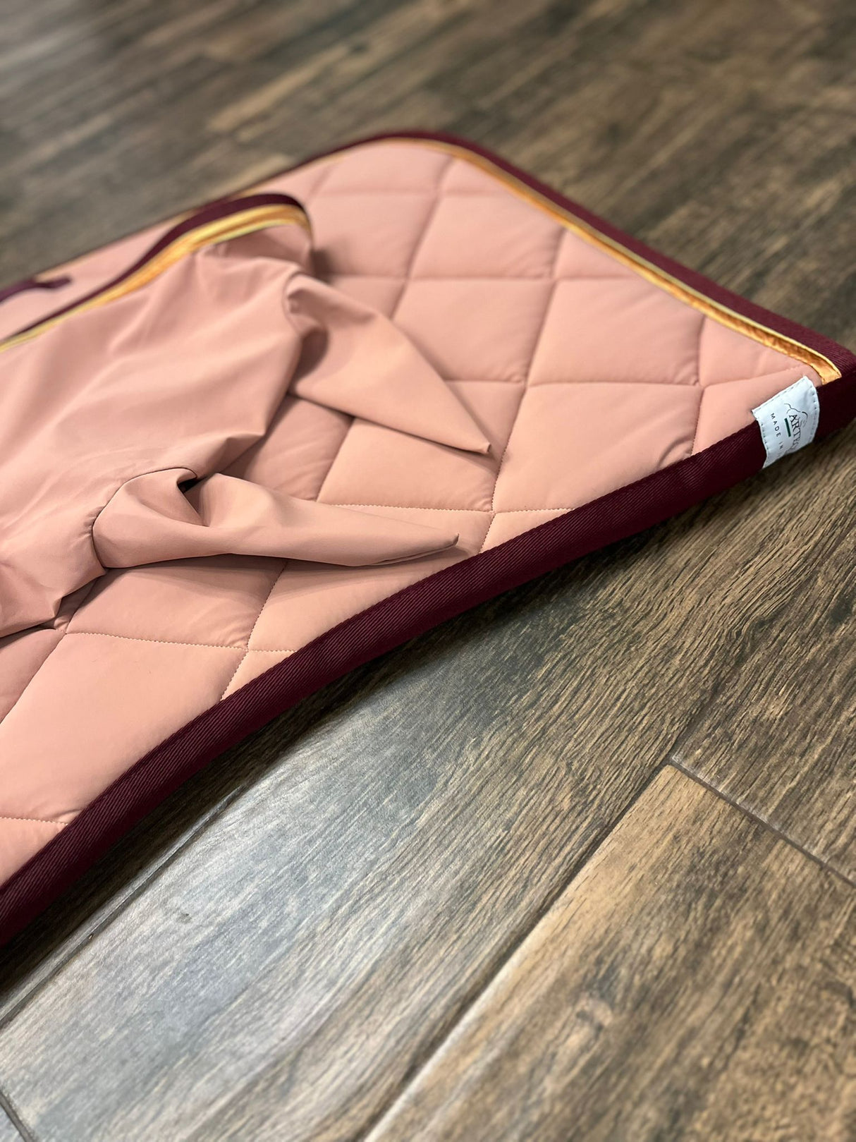 Completo Artequi sottosella e cuffia in tessuto tecnico rosa con bordo oro e bordeaux