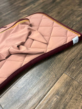 Completo Artequi sottosella e cuffia in tessuto tecnico rosa con bordo oro e bordeaux