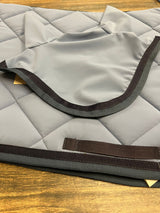 Completo Artequi sottosella e cuffia in tessuto tecnico rosa con bordo grigio e nero