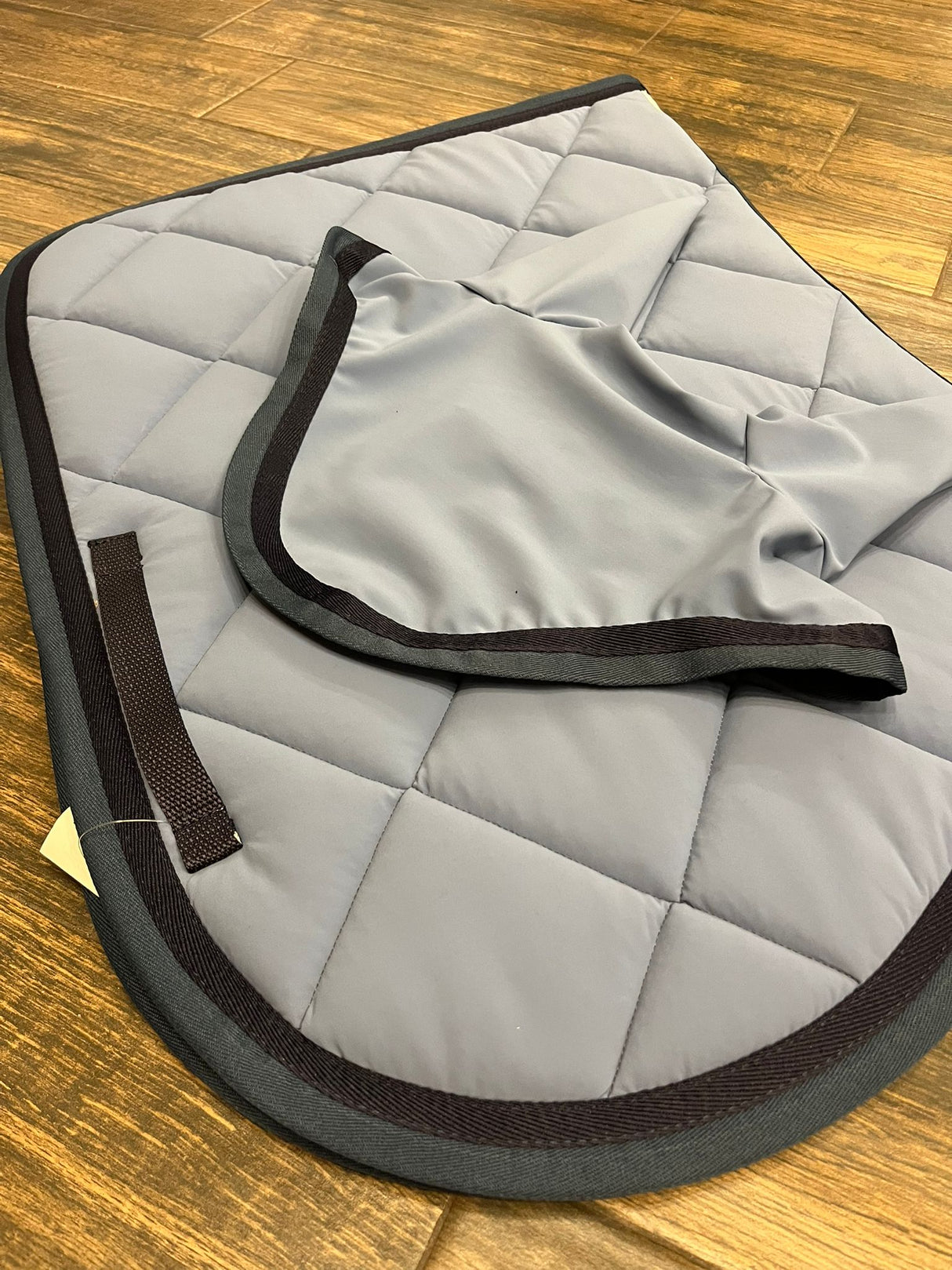 Completo Artequi sottosella e cuffia in tessuto tecnico rosa con bordo grigio e nero