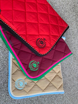 Sottosella da salto Artequi con logo Sellarium bordeaux con bordo fucsia e verde